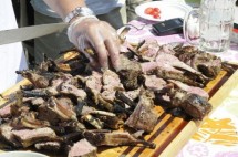 Rockin' Ronnie Shewchuk slices up his delicious lamb popsicles hot off the grill after being marinated in herbs de Provence, rosemary and dijon, then cooked in balsamic vinegar and served with fresh mint.