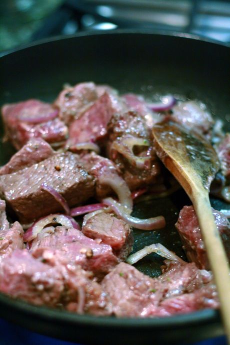 beef-searing-with-red-onion