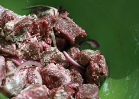 marinating-beef-with-red-onion