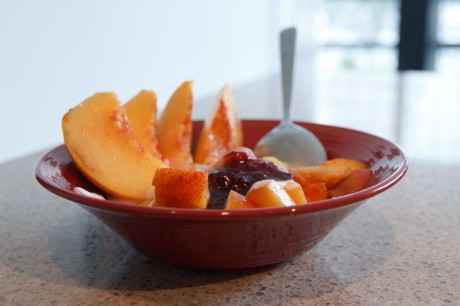 A bowl of homemade yogourt and peaches